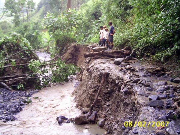 Inundación en Pozuzo - Carretera de acceso al fundo Adigap