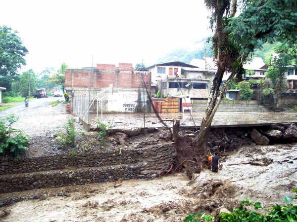 Inundación en Pozuzo - Estado de la loza deportiva